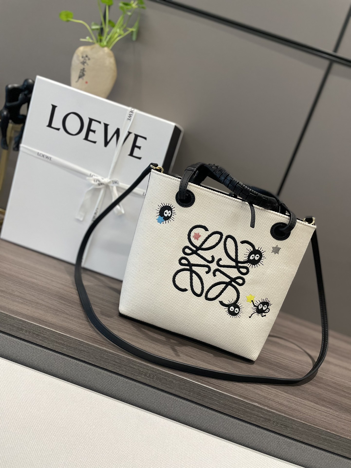 LOEWE Tote Amazona mini Anagram Susuwatari 